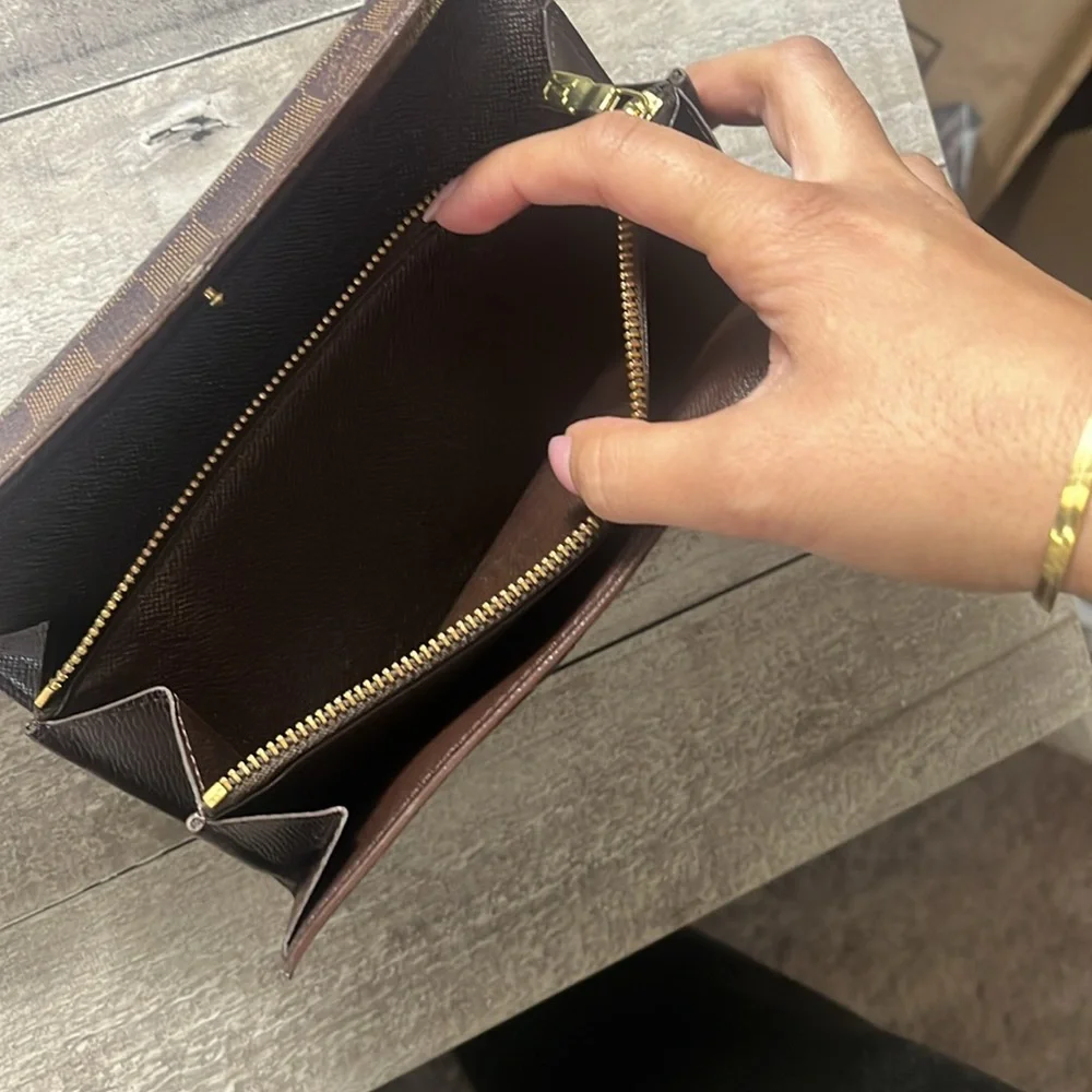 LOUIS VUITTON Damier Ebene Sarah Wallet - Picture 6 of 11